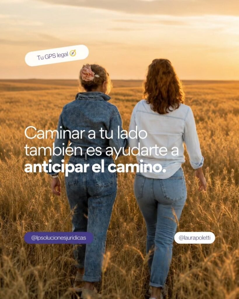 Asesoramiento legal preventivo: dos mujeres caminando por un campo al atardecer, con la frase "Caminar a tu lado también es ayudarte a anticipar el camino"